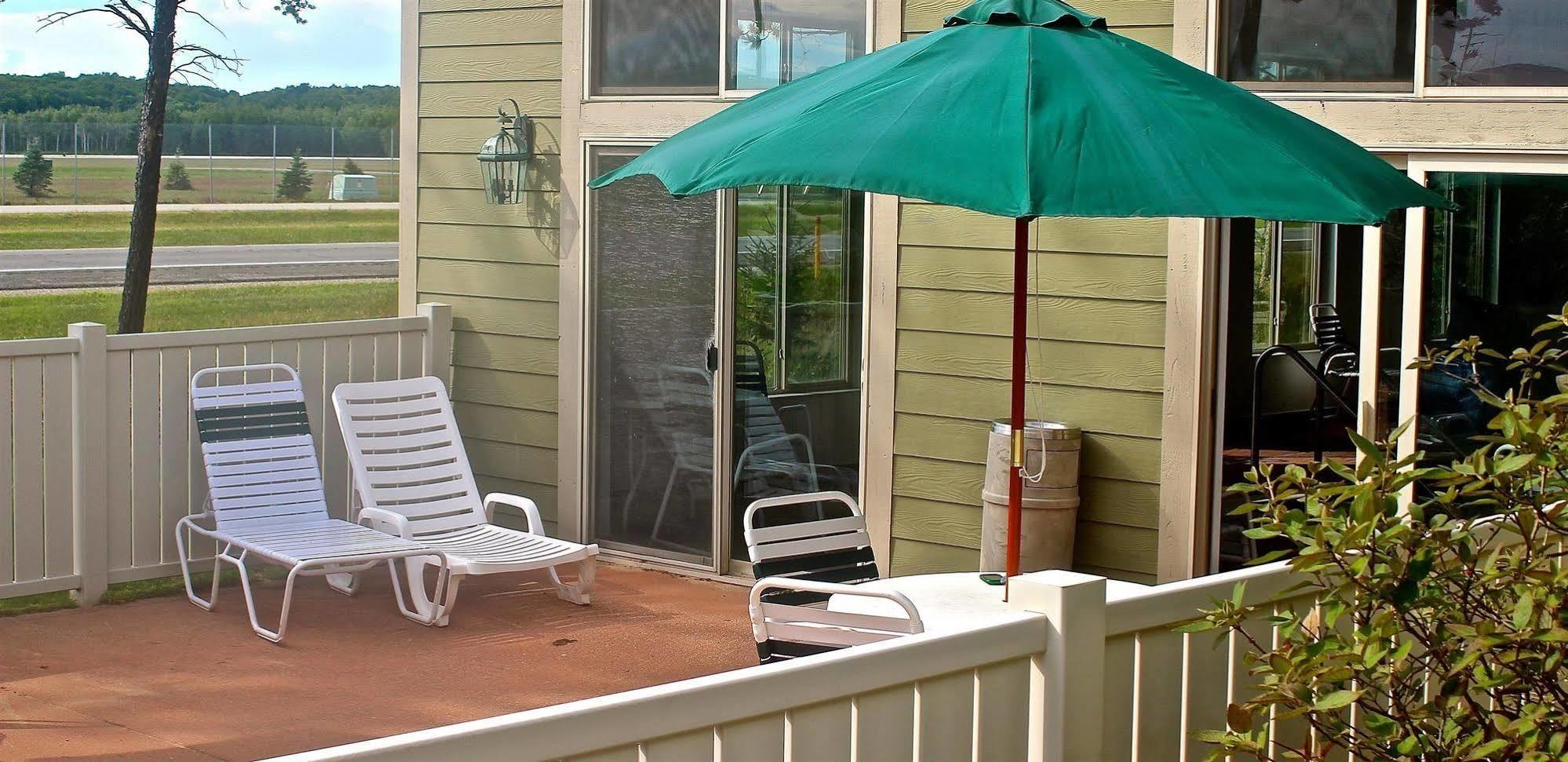 Pellston Lodge Bagian luar foto